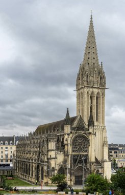Caen, Fransa - 07 27 2023: Caen Kalesi. Aziz Peter Kilisesi 'nin ve şehir' in kaleden ve zindanlardan görünüşü