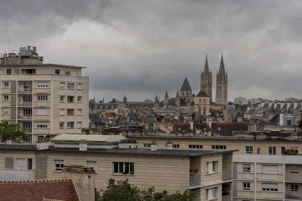 Caen, Fransa - 07 27 2023: Caen Kalesi. Kale ve zindanlardan Abbaye aux Hommes manzarası