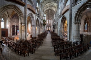 Caen, Fransa - 07 27 2023: St. Peter Kilisesi. Kilisenin içine bak.