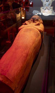 Paris, Fransa - 08 22 2023: Büyük Ramses, Firavunların altını. Ramses II 'nin lahiti.