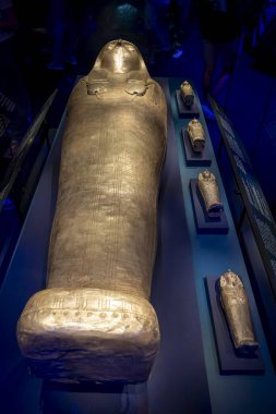 Paris, Fransa - 08 22 2023: Büyük Ramses, Firavunların altını. Sheshonq II 'nin tabutu ve kanopik tabutları