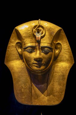 Paris, Fransa - 08 22 2023: Büyük Ramses, Firavunların altını. Firavunun yüzü.