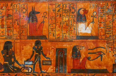 Paris, Fransa - 08 22 2023: Büyük Ramses, Firavunların altını. Sennedjem 'in dış tabutu, kapaklı, tahta bir kızağın üzerinde.