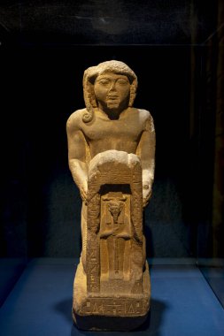 Paris, Fransa - 08 22 2023: Büyük Ramses, Firavunların altını. Khaemwaset heykeli Ptah figürü taşıyor.