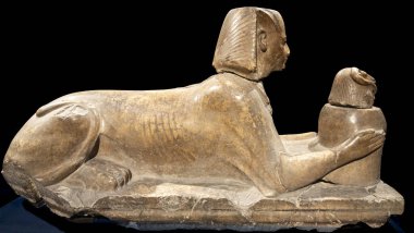 Paris, Fransa - 08 22 2023: Büyük Ramses, Firavunların altını. Ramses II 'nin heykeli Ram başlı bir gemi sunan bir sfenks.