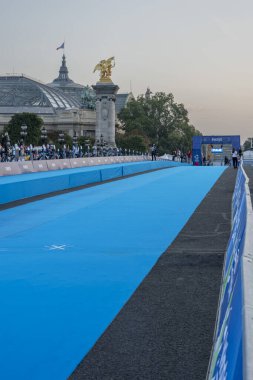 Paris, Fransa - 08 17 2023: Paris 2024 triatlon test etkinliği. Triatlon yarışları için Alexandre III köprüsüne kurulmuş altyapıların görüntüsü.