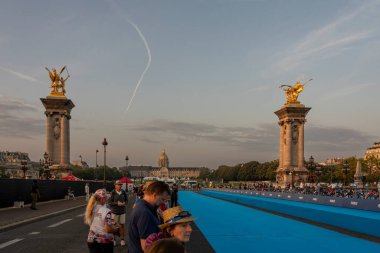 Paris, Fransa - 08 17 2023: Paris 2024 triatlon test etkinliği. Triatlon yarışları için Alexandre III köprüsüne kurulmuş altyapıların görüntüsü.