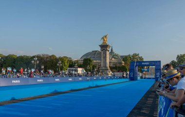 Paris, Fransa - 08 17 2023: Paris 2024 triatlon test etkinliği. Triatlon yarışları için Alexandre III köprüsüne kurulmuş altyapıların görüntüsü.