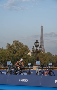 Paris, Fransa - 08 17 2023: Paris 2024 triatlon test etkinliği. Triatlon yarışına hazırlanan bayan sporcular