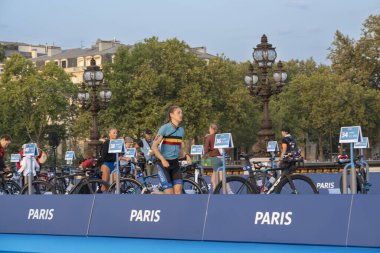 Paris, Fransa - 08 17 2023: Paris 2024 triatlon test etkinliği. Triatlon yarışına hazırlanan bayan sporcular