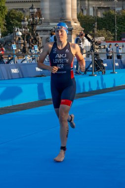 Paris, Fransa - 08 17 2023: Paris 2024 triatlon test etkinliği. Yarışın başında Alexandre III köprüsünden kadın triatletlerin geçit töreni