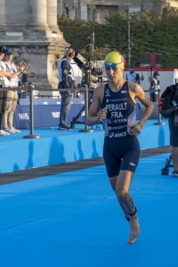 Paris, Fransa - 08 17 2023: Paris 2024 triatlon test etkinliği. Yarışın başında Alexandre III köprüsünden kadın triatletlerin geçit töreni