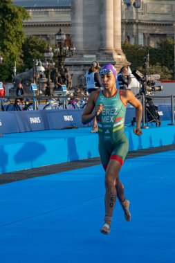 Paris, Fransa - 08 17 2023: Paris 2024 triatlon test etkinliği. Yarışın başında Alexandre III köprüsünden kadın triatletlerin geçit töreni