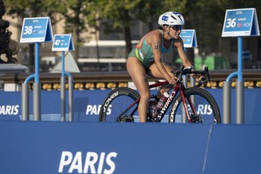 Paris, Fransa - 08 17 2023: Paris 2024 triatlon test etkinliği. Alexandre II köprüsündeki bisiklet yarışında kadın triatletler