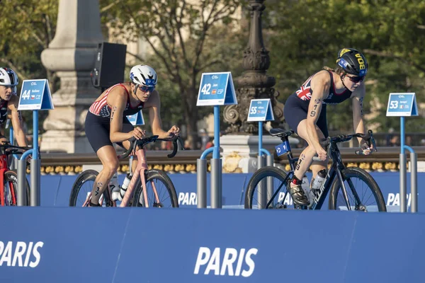 Paris, Fransa - 08 17 2023: Paris 2024 triatlon test etkinliği. Alexandre II köprüsündeki bisiklet yarışında kadın triatletler