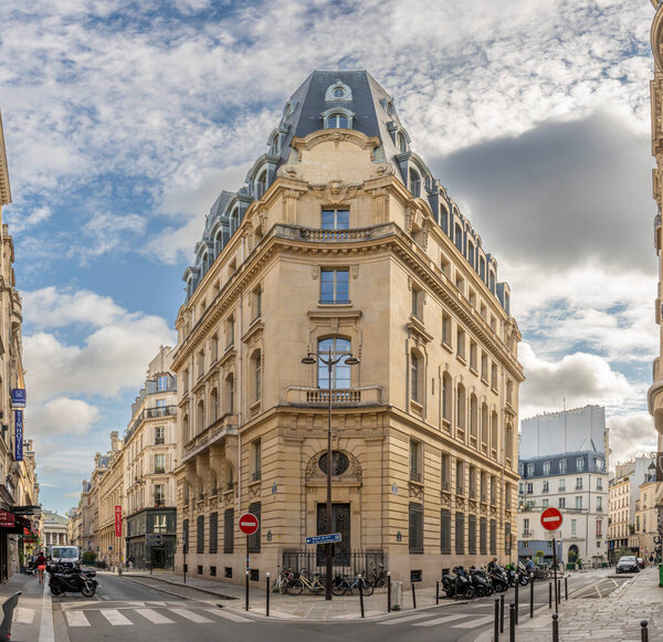 Париж, Франция - 08 26 2023: потрясающий вид на типичный уголок здания на улице Rue de la Banque
