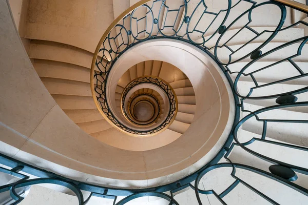 Париж Франция 2023 Вид Круглую Каменную Лестницу Железную Лестницу Сверху — стоковое фото