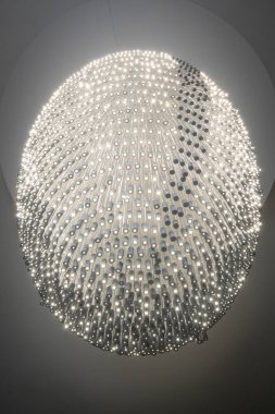 Paris, Fransa - 08: 26 2023: Aşağıdan görülen modern bir avize manzarası