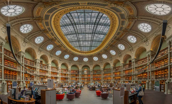 Paris, Fransa - 08: 26 2023: Bibliotheque Nationale de France Richelieu. Oval odanın içine bak.