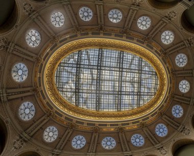 Paris, Fransa - 08: 26 2023: Bibliotheque Nationale de France Richelieu. Oval odadaki tavan ve gölgelik manzarası