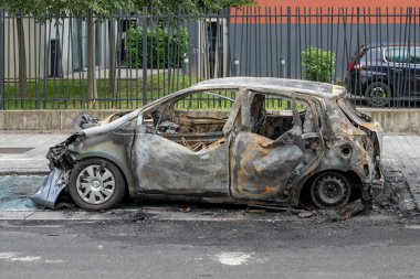 Gennevilliers, Fransa - 08 09 2023: yanmış araba. Sokağa park edilmiş yanmış bir araba enkazı.