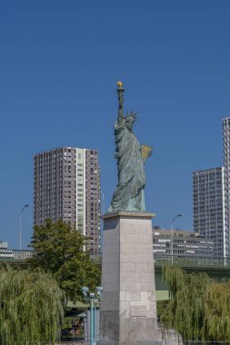 Paris, Fransa - 08 14 2021: Paris Özgürlük Anıtı, Grenelle Köprüsü ve Eyfel Kulesi 'nin bir tekneden görünüşü
