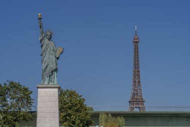 Paris, Fransa - 08 14 2021: Paris Özgürlük Anıtı, Grenelle Köprüsü ve Eyfel Kulesi 'nin bir tekneden görünüşü
