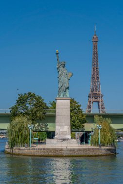 Paris, Fransa - 08 14 2021: Paris Özgürlük Anıtı, Grenelle Köprüsü ve Eyfel Kulesi 'nin bir tekneden görünüşü