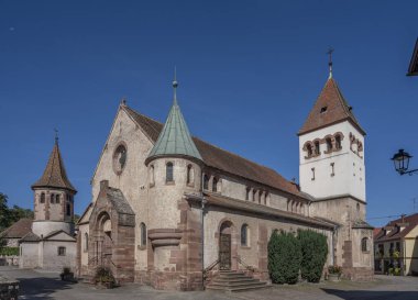 Şarap rotası. Saint-Materne Kilisesi ve Saint Ulrich Kilisesi 'nin dışarıdan görünüşü