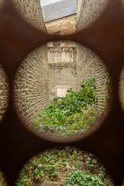 Dukes of Alencon Kalesi 'nin çitlerinden surların görüntüsü.