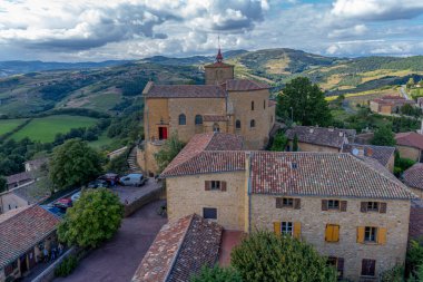 Rhone Vineyard. Köyün bahçesinden Oingt Kulesi 'nin manzarası.