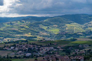 Rhone Vineyard. Saint-Roch 'un arkasındaki tepelerin manzarası