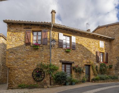 Oingt şehri. Köyde tipik bir taş ev manzarası