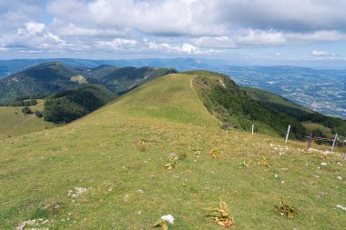 Grand Colombier Geçidi. Col Du Grand Colombier 'in manzarası, orman, yol, Bourget Gölü ve arkadaki dağlar.