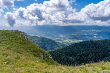 Grand Colombier Geçidi. Col Du Grand Colombier 'in manzarası, orman, yol, Bourget Gölü ve arkadaki dağlar.