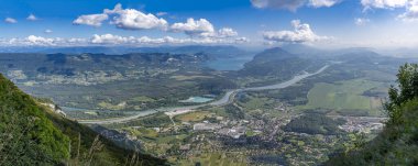 Grand Colombier Geçidi. Orman manzarası, yol, Rhone nehri, Bourget Gölü, dağlar ve arkasında Culoz şehri.