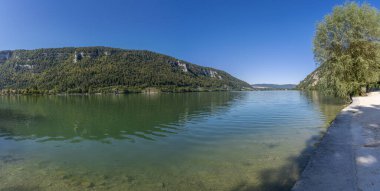 Sylans Gölü, Fransa - 08 31 2021: Göl, orman ve tepelerin manzarası