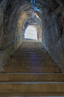Kayaya oyulmuş koridorlar ve merdivenler görünüyor.