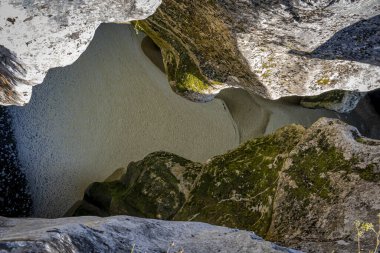 Los Pertes de la Valserine manzarası şelaleleri ve çevresindeki ormanla