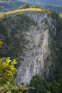 White Rock Belvedere 'de. Saint Claude köyü, tepeler, ormanlar ve kayalık kıvrımlar ile Les Bouchoux manzarası