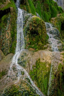 Düşük su akıntılı Tufs şelalesinin manzarası