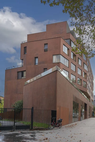 Kırmızı ve kahverengi bir bina, kırmızı bir bisiklet ve kırmızı trafik işaretleri