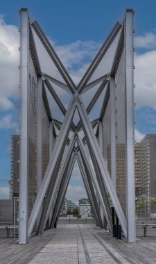 Paris, Fransa - 09: 20 2021: Bibliotheque Nationale de France Francois-Mitterrand. Bahçenin dışına ve kütüphanenin ön cephesine bakın.