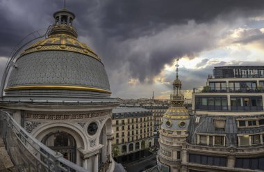 Paris, Fransa - 11 14 2023 Haussmann Bulvarı. Noel 'de Le Printemps' in çatılarından Paris 'in panoramik manzarası