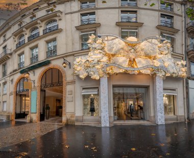 Paris, Fransa - 11 21 2022: Kraliyet Galerisi. Koridorun girişindeki noel süslemelerinin görüntüsü