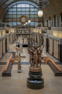 Paris, Fransa - 11 08 2023: Orsay Müzesi. Müzenin ana salonunun ziyaretçileri, altın saati ve cam gölgeliği olmayan manzarası.