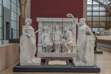 Paris, Fransa - 118 2023: Orsay Müzesi. Albert Bartholome tarafından oyulmuş Jean-Jacques Rousseau Anıtı