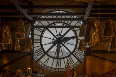 Paris, Fransa - 118 2023: Orsay Müzesi. Müzenin restoranındaki saatin görüntüsü.