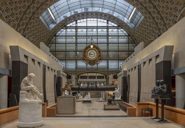 Paris, Fransa - 11 08 2023: Orsay Müzesi. Müzenin ana salonunun ziyaretçileri, altın saati ve cam gölgeliği olmayan manzarası.