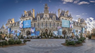 Paris, Fransa - 09 07 2023: Paris Belediye Binası. Renkli belediye binası ve Noel pazar meydanı manzarası
